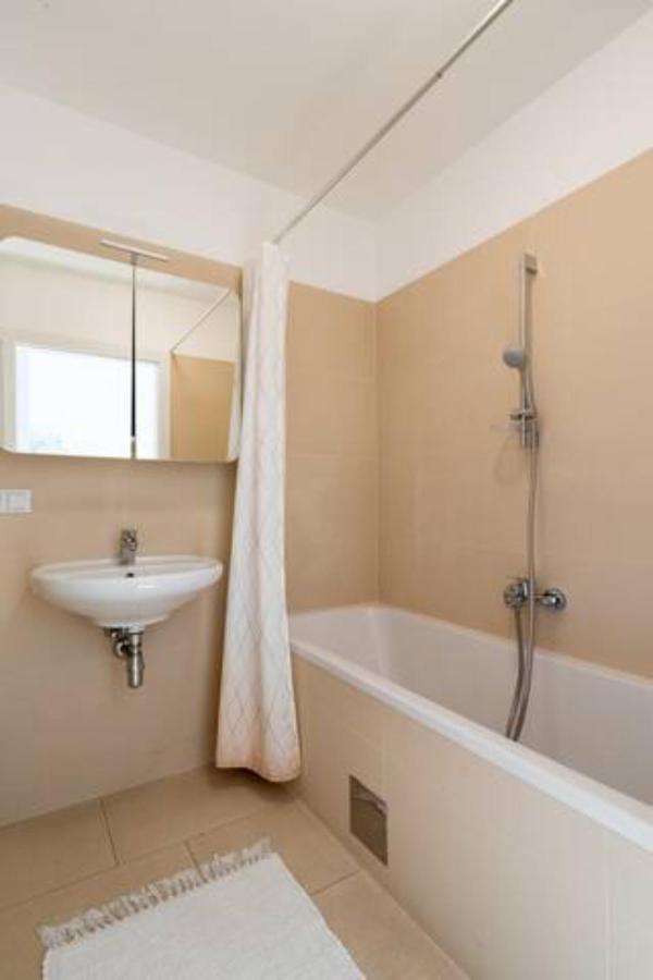 Near Lake Fully Furnished Beautiful Apartment Wien Eksteriør bilde